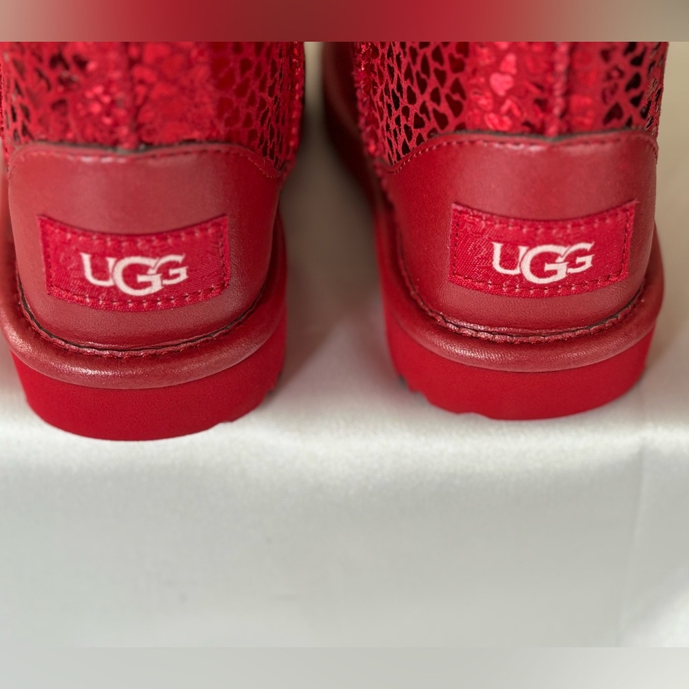 NWOB Toddler UGG Classic II Gel Red Heart Boot - Picture 8 of 10